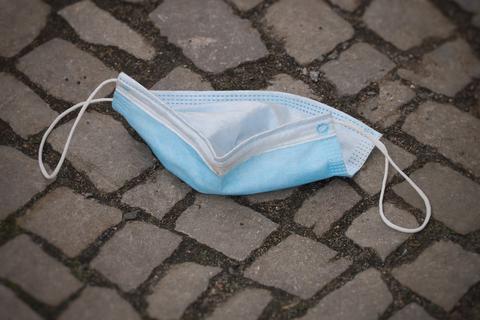 Trotz steigender Zahlen sollen die Corona-Regeln in Deutschland gelockert werden. Foto: dpa