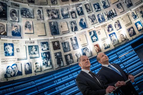 Bundeskanzler Olaf Scholz (links) und der israelische Ministerpräsident Naftali Bennett in der Holocaust-Gedenkstätte Yad Vashem. Foto: dpa