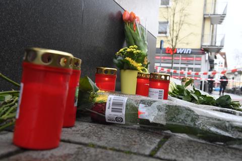 Blumen und Kerzen in der Nähe eines Tatortes am Hanauer Heumarkt kurz nach dem Anschlag im vergangenen Jahr. Archivfoto: Boris Roessler/dpa