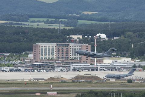 In der US-Airbase Ramstein warten derzeit noch 11.200 Menschen auf die Einreise in die USA.  Archivfoto: dpa