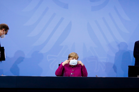 Bundeskanzlerin Angela Merkel (CDU), Markus Söder (CSU), und Michael Müller (SPD), Regierender Bürgermeister von Berlin, einer Pressekonferenz. Foto: Markus Schreiber/AP POOL/dpa