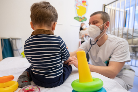 Ein Arzt untersucht in einer Kinderklinik ein Kind. Die Infektionen mit dem Respiratorisches Synzytial-Virus (RSV) bei Kindern nehmen zu.  Foto: Sebastian Gollnow/dpa