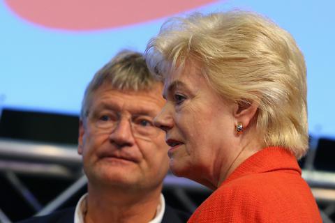 Jörg Meuthen (links) verlässt die AfD, Erika Steinbach, frühere CDU-Politikerin und Leiterin der Desiderius-Erasmus-Stiftung, will eintreten.  Archivbild: Foto: Karl-Josef Hildenbrand/dpa 