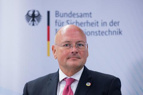 Arne Schönbohm, Präsident des Bundesamtes für Sicherheit in der Informationstechnik (BSI). Bundesinnenministerin Faeser (SPD) will Schönbohm Medienberichten zufolge abberufen. Das berichten «Bild» und das «Handelsblatt» unter Berufung auf Regierungskreise.  Foto: Rolf Vennenbernd/dpa