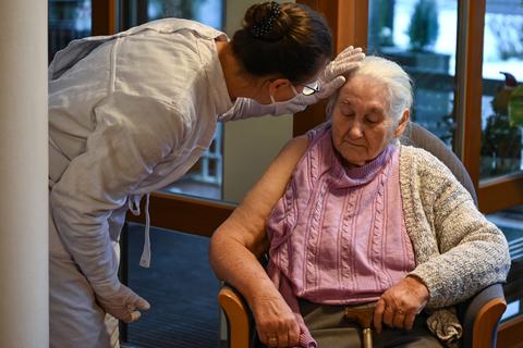 Besonderer Schutzbedarf: eine Ärztin im Gespräch mit einer Altenheimbewohnerin. Foto: dpa