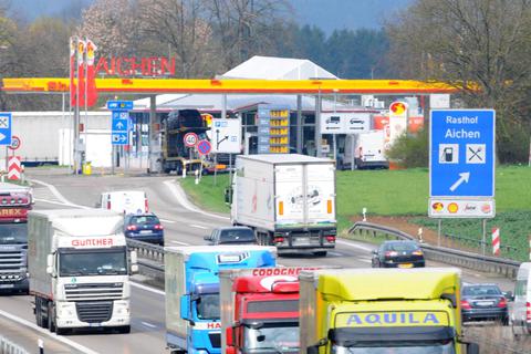 Schnell raus und weiter: Autobahn-Tankstellen laden dazu ein - lassen es sich aber auch teuer bezahlen.  Foto: dpa