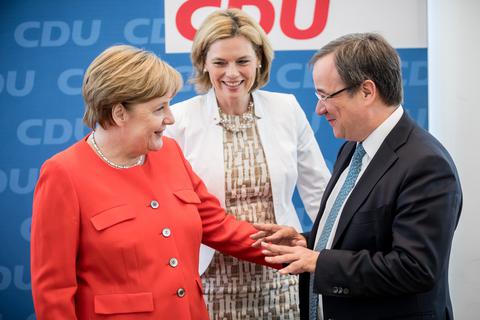 Seite an Seite: Julia Klöckner (Mitte) hielt während der Kandidatenschlacht zu Armin Laschet - damit der Nachfolger von Angela Merkel (links) im Kanzleramt wird. Archivfoto: dpa