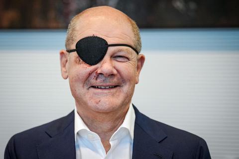 Nach einem Sportunfall nimmt Bundeskanzler Olaf Scholz (SPD) mit Augenklappe an der Fraktionssitzung seiner Partei teil.
