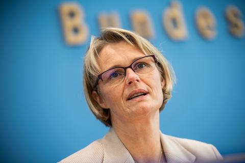 Bildungsministerin Anja Karliczek (CDU) will ein staatliches Nachhilfeprogramm, um die coronabedingten Lern-Defizite der Schüler auszubessern.  Foto: dpa