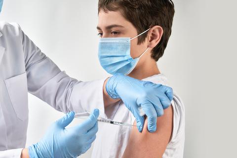 Ein Junge wird gegen das Coronavirus geimpft. Symbolfoto: tilialucida - stock.adobe