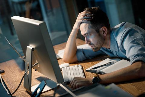 Ein Mann sitzt müde vor einem Computerbildschirm. Foto: Alina - stock.adobe