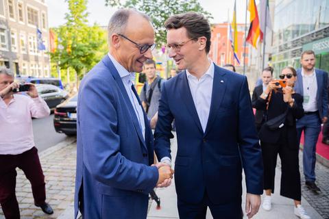 Beim Sommerfest der Landesvertretung Nordrhein-Westfalen in Berlin demonstrierten CDU-Chef Friedrich Merz (l) und NRW-Ministerpräsident Hendrik Wüst Einigkeit.