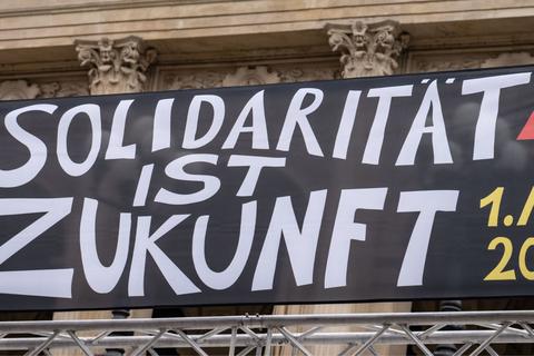Das Motto "Solidarität ist Zukunft" hängt vor der Alten Oper in Frankfurt auf einem Transparent während einer Demo, zu der der Deutsche Gewerkschaftsbund am Tag der Arbeit aufgerufen hatte. Mit Mindestabständen und der Pflicht zum Maske-Tragen sollte für größtmögliche Sicherheit gesorgt werden. Foto: dpa