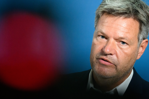 Bundeswirtschaftsminister Robert Habeck (Grüne) steht wegen seinen Pläne für eine Atomkraft-Reserve in der Kritik.  Foto: Bernd von Jutrczenka/dpa
