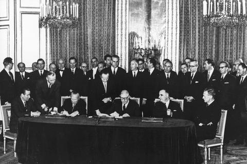 Der französische Staatspräsident Charles de Gaulle und der deutsche Bundeskanzler Konrad Adenauer (CDU) unterzeichneten am 22. Januar 1963 im Pariser Elysee-Palast einen Vertrag über die deutsch-französische Zusammenarbeit, den Elysee-Vertrag.