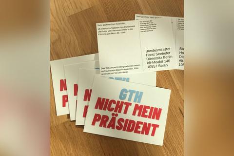 Klare Aussage: Diese Postkarten wurden von Beschäftigten im Statistischen Bundesamt verteilt.  Foto: Michaela Luster