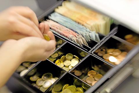 Aldi, Edeka und andere Supermärkte erhöhen wegen steigender Kosten die Preise. Symbolfoto: Friso Gentsch/dpa
