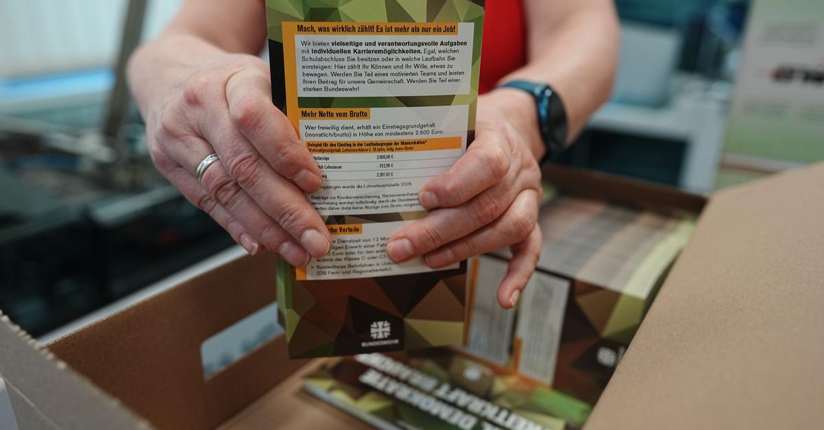 Post-vom-Bund-Frageb-gen-zum-Wehrdienst-sind-unterwegs