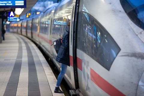 Ab 1. Januar 2022 will die Bahn im Zug keine Papier-Fahrkarten mehr verkaufen. Foto: Friso Gentsch/dpa
