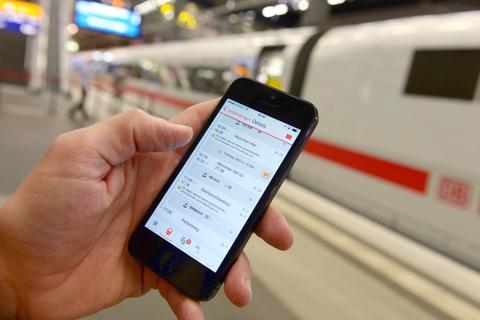 Millionen Bahnkunden nutzen die App „DB Navigator“, um Reisen zu planen und Tickets zu kaufen. Unklar ist laut der Unterlassungsklage, was die Bahn-Partner mit den Daten machen. © dpa