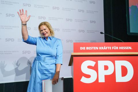 Gruß an die Delegierten in Hanau: Nancy Faeser winkt auf dem Landesparteitag. Unter dem Motto „Die besten Kräfte für Hessen“ startet die Hessen-SPD auf ihrem Parteitag in den Wahlkampf für die Landtagswahl 2023.