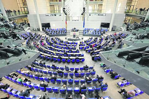 Zehn Kandidaten bewerben sich im Wahlkreis 184 um den direkten Einzug in den Deutschen Bundestag in Berlin. Archivfoto: dpa