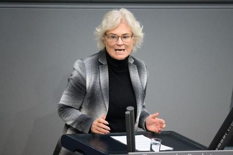 Warnt davor, Russlands Drohungen mit einem Atomwaffen-Einsatz im Ukraine-Krieg als Bluff abzutun: Bundesverteidigungsministerin Christine Lambrecht (SPD). © Bernd von Jutrczenka/dpa