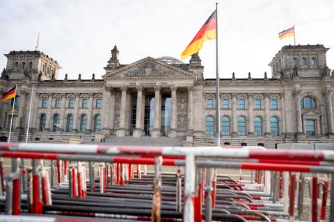 Absperrgitter stehen vor dem Reichstagsgebäude in Berlin bereit. Am Mittwoch hat der Bundestag eine Reform des Infektionsschutzgesetzes verabschiedet.  Foto: Kay Nietfeld/dpa