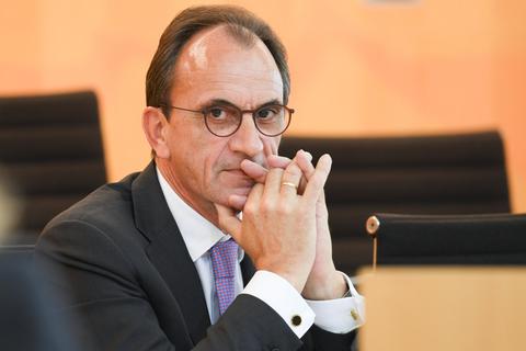 Finanzminister Michael Boddenberg (CDU) verteidigt die Schuldenbremse im Landeshaushalt – trotz der Herausforderungen der Corona-Pandemie. Archivfoto: dpa