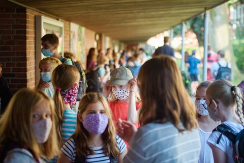 Viele Schüler haben sich auf das neue Schuljahr gefreut - doch in Hessen mussten einige Klassen wegen der Corona-Pandemie direkt wieder in Quarantäne. Foto: dpa
