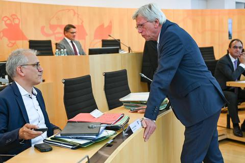 Der hessische Ministerpräsident Volker Bouffier (CDU, rechts) und Wirtschaftsminister Tarek Al-Wazir (Grüne) während der Plenarsitzung des hessischen Landtags. Foto: dpa