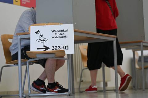 Wahlberechtigte in einem Wahllokal in einer Schule im Frankfurter Stadtteil Sachsenhausen. Foto: dpa