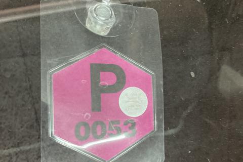 Mit diesem speziellen Parkausweis können Abgeordnete in der Plenarwoche in der Tiefgarage des Landtags parken. 