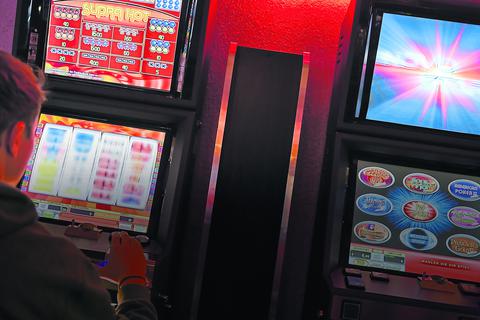 Ein junger Mann spielt an einem Spielautomaten. Der hessische Landtag hat für die Neuregelung des Glücksspielrechts gestimmt. Symbolfoto: dpa