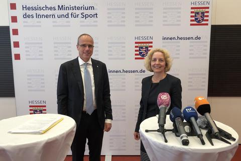 Als Vorsitzende der Kommission stellte Innenminister Peter Beuth Angelika Nußberger vor. Foto: Hessisches Innenministerium