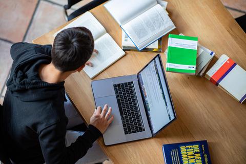 Studium im Wohnzimmer statt Hörsaal – für immer mehr Studierende eine Option. Foto: dpa