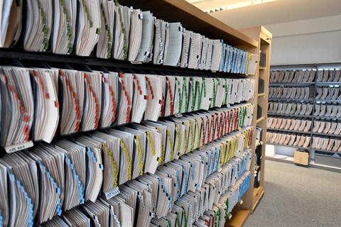 Akten in einem Schrank. Foto: dpa