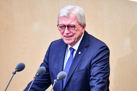 Ministerpräsident Volker Bouffier beklagt zu geringe Mittel vom Bund. Foto: dpa