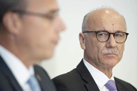 Innenminister Peter Beuth (CDU, links) und Robert Schäfer, Präsident des Landesamtes für Verfassungsschutz, hatten im Oktober vergangenen Jahres den Verfassungsschutzbericht 2019 vorgelegt. Archivfoto: dpa
