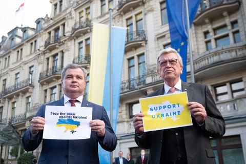 Ministerpräsident Volker Bouffier (rechts) mit dem ukrainischen Generalkonsul Vadym Kostiuk vor der Staatskanzlei. Foto: dpa