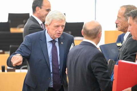 Volker Bouffier (CDU), Ministerpräsident des Landes Hessen, bei einem Gespräch mit Parteifreunden im Landtag. Foto: dpa