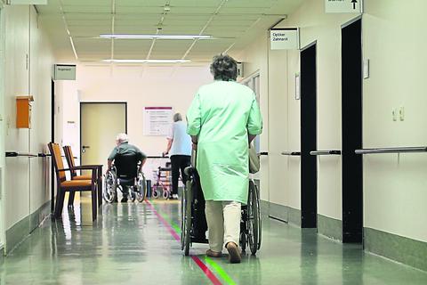 Besuche in hessischen Krankenhäusern und Reha-Kliniken sind trotz Corona-Krise wieder möglich, wenn auch teilweise eingeschränkt. Foto: dpa