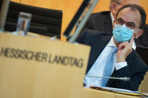 Michael Boddenberg (CDU), Finanzminister von Hessen, sitzt während einer Plenarsitzung des hessischen Landtags hinter dem Rednerpult. Foto: dpa/Sebastian Gollnow