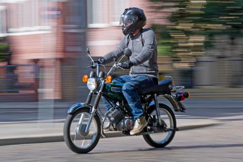 Damit junge Menschen früher mobil werden, wurde das Mindestalter für eine Moped-Fahrerlaubnis gesenkt. Archivfoto: Hendrik Schmidt