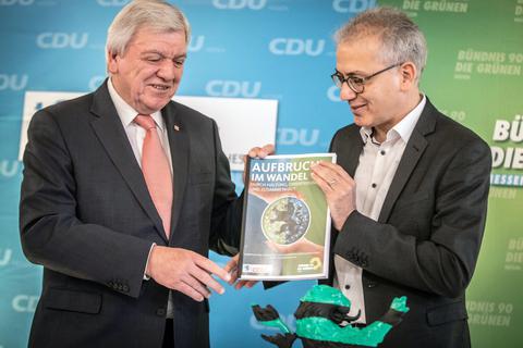 Haben gut lachen: Während Ministerpräsident Volker Bouffier (CDU, links) der beliebteste Politiker ist, legen die Grünen von Vize-Regierungschef Tarek Al-Wazir in Umfragen weiter zu. Foto: dpa