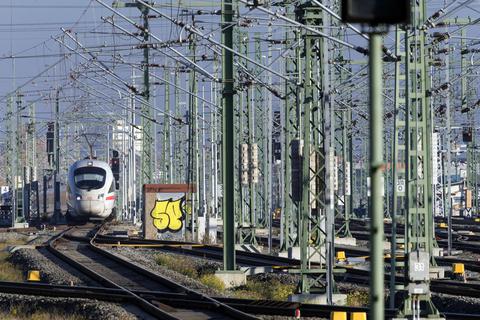 Die Fernbahnlinien von und nach Frankfurt sind alle elektrifiziert, aber im Taunus und in der Wetterau rollen noch immer dieselbetriebene Züge über die Gleise. Foto: dpa