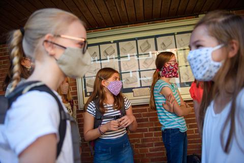 In vielen Orten in Hessen gilt wegen steigender Corona-Zahlen eine verschärfte Maskenpflicht an Schulen. Foto: dpa