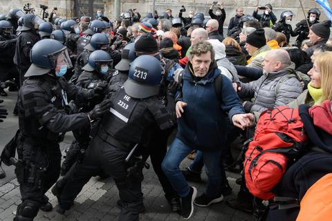 Einsatzkräfte der Polizei bei der Kundgebung in Kassel gegen die Corona-Maßnahmen. Foto: dpa