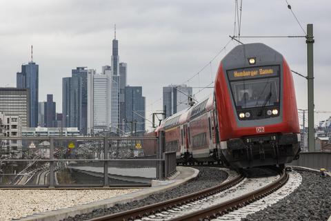Ein zusätzliches Gleis am Homburger Damm bringt mehr Stabilität auf der Strecke nach Frankfurt. Foto: dpa