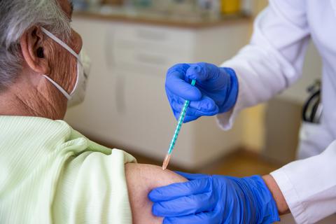 Hessen will allen Menschen, die mindestens 60 Jahre alt sind, ein Impfangebot mit Astrazeneca machen. Foto: dpa